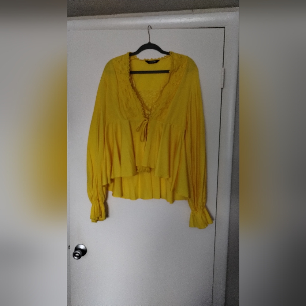 Yellow Women's Top Puffy Sleeve, High Low Bottom Lace Collar Size XL P2P 17